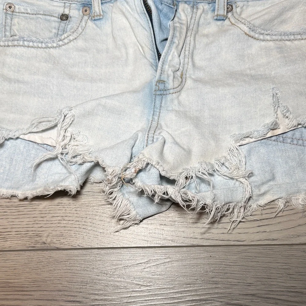 Women's American Eagle Outfitters Light Wash FrayedJean Shorts Size 2 Small